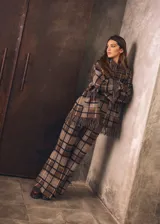 Pantalón de lana a cuadros color marrón, de corte oxford con tajos laterales, cintura elástica y cierre oculto.