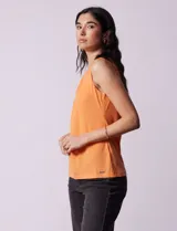 Musculosa negra de poliéster y elastano, con cuello redondo con frunces delanteros y abertura con botón en la espalda.