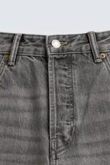Jeans regular fit de denim de algodón en color gris con efecto lavado, tiro medio, diseño de cinco bolsillos y cierre frontal con botones.