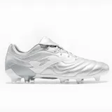 Championes de fútbol Joma modelo Score Cup, color plateado con acabado metalizado y suela blanca. Presentan diseño ergonómico con costuras reforzadas en la puntera y logo de la marca en el lateral.