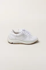 Championes plateados con cordones blancos y suela blanca.