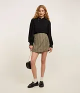 Camisa celeste de crepé con cuello inglés, manga larga abullonada y abotonadura frontal.