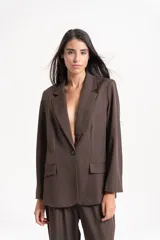 Blazer sastrero oversize de corte recto, con hombreras, solapa clásica, cierre frontal de un botón y bolsillos con tapa.