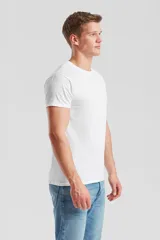 Remera de cuello redondo y manga corta, de corte clásico y diseño liso.