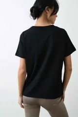 Remera de algodón roja de manga corta, con cuello redondo y corte clásico.