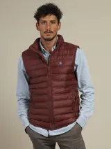 Chaleco acolchado color bordó, con cierre frontal y bolsillos laterales con cierre.