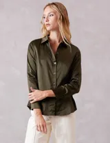 Camisa de satén color verde oliva, con cuello clásico, cierre frontal con botones metálicos y mangas largas con puños abotonados.