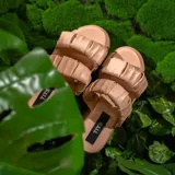 Sandalias color beige con plataforma y dos tiras anchas con detalle de frunces.