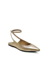 Zapato plano negro de cuero, tipo chatita, con punta fina y tiras con hebilla ajustable alrededor del tobillo.