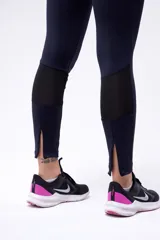 Calza negra de running de tiro alto, confeccionada en poliamida y elastano, con cierre en los tobillos.