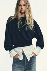 Sudadera de felpa de algodón con cuello redondo, manga larga y acabados en rib en puños y ruedo.