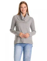 Buzo de punto color bordó con cuello volcado amplio y mangas largas. Presenta una costura central vertical en el frente y diseño con tajos laterales en el ruedo, siendo ligeramente más largo en la parte posterior.