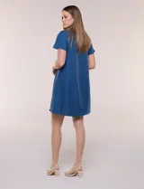 Vestido corto Tash & Sophie de color azul, con silueta evasé y textura denim levemente jaspeada. Presenta escote en V con frunces, mangas cortas tipo mariposa y diseño holgado.