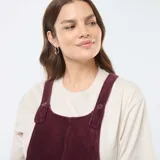 Enterito largo de pana color borgoña, con tirantes anchos y bolsillos laterales.