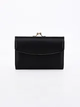 Billetera negra con cierre de boquilla metálica dorada.