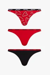 Pack de tres tangas Diesel modelo Stars-Utlt-3Pack, confeccionadas en algodón elástico. Incluye una tanga negra, una roja lisa y una roja con estampado de bastones de caramelo, todas con cintura elástica con el logo de la marca.