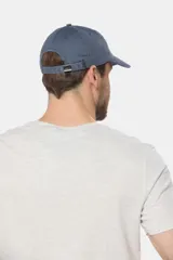 Gorro con visera de lona azul marino, con parche rectangular bordado en el frente.