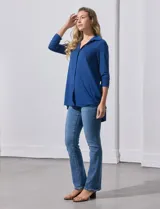 Camisola azul de manga tres cuartos, marca Rio & Rian. Cuello con solapa y abertura central con botones. Manga con detalle fruncido.