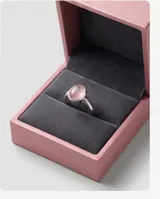 Anillo de plata 925 con piedra natural de cuarzo rosa en corte cabujón ovalado y engaste sencillo.