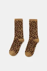 Medias de caña media con estampado animal print, confeccionadas en tejido de algodón con terminaciones en rib.