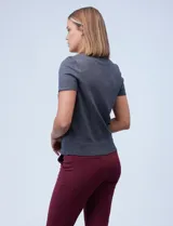 Buzo de punto fino marca Ninety, color gris oscuro, con cuello a la base y manga corta. Presenta terminaciones acanaladas en el ruedo y los puños.