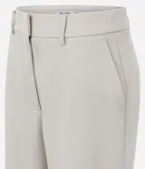 Pantalón de sastrería marca Cortelle, de corte recto y color beige. Presenta pliegues delanteros, cintura con trabillas, cierre frontal y bolsillos traseros embutidos.