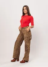 Pantalón de tiro alto con estampado animal print de leopardo, corte recto y bolsillos laterales.
