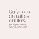 Anillo de diseño ancho compuesto por una banda central de oro pulido flanqueada por dos bandas laterales de plata con textura arenada. El segundo anillo es una alianza de plata y oro con una hilera central de circonias engastadas.