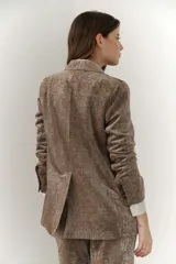 Blazer marrón de terciopelo con solapas de muesca, cierre frontal con un botón, bolsillos delanteros y forro con estampado animal print.