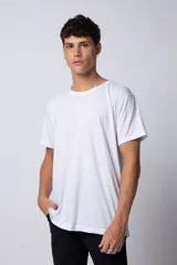 Remera de cuello redondo y manga corta, con un diseño básico y corte recto.