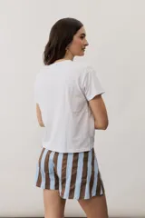 Remera de manga corta color negro, de corte clásico y escote en V, con sutil detalle bordado en el pecho.