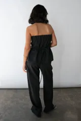 Top strapless negro con corte en A y elástico en la espalda.