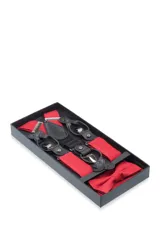 Set de tirantes, moña y pañuelo de bolsillo color rojo con diseño floral. Los tirantes son ajustables y tienen apliques para abrochar a botones o pinzas metálicas para sujetar al pantalón.