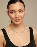 Collar de cadena formado por esferas continuas, con cierre de mosquetón y cadena de extensión. Está fabricado en una aleación de metales con baño de oro de 18k.