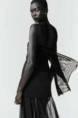 Vestido midi de escote recto con tirantes tipo fular, cuerpo entallado y falda plisada semitransparente. Cuenta con cierre lateral oculto.