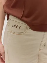 Pantalón ancho de denim azul, de tiro alto y corte holgado y fluido con perneras amplias.