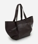 Cartera tipo shopper grande de la marca Satinato, confeccionada en poliuretano con textura tipo crocco. Presenta un diseño en forma de trapecio invertido con asas dobles estructuradas para llevar al hombro o en la mano, cierre principal por cremallera y detalles en metal color dorado claro.