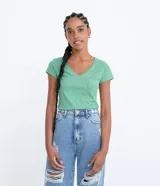 Remera básica de algodón color verde claro con escote en V, manga corta y un pequeño bolsillo frontal en el pecho.