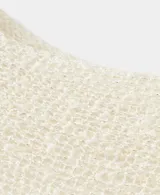 Pañuelo de tejido de punto abierto y translúcido en color blanco con sutil brillo metalizado, de formato rectangular y amplio.