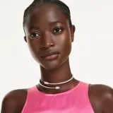 Gargantilla rígida bañada en rodio con diseño de flecha de Cupido, adornada con cristales transparentes y cierre de bisagra.