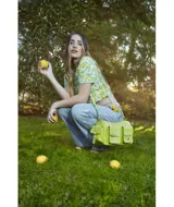 Bandolera color verde lima de tamaño grande, con dos bolsillos frontales y dos bolsillos laterales con broche imán. Tiene correa regulable y extraíble, interior forrado y bolsillo interno con cierre.