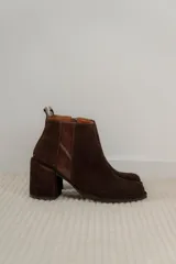 Botas cortas de cuero marrón con elástico lateral y tacón ancho.
