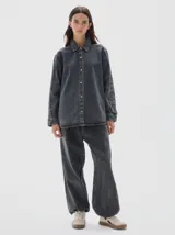 Jean estilo parachute de denim stone washed, con silueta amplia, cintura y bajo ajustables.