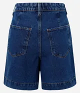 Short de jean tiro alto con trabillas y bolsillos, confeccionado en algodón denim azul con pespuntes contrastantes.