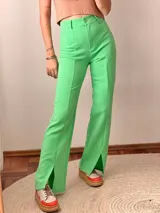 Pantalón de vestir color verde neón, de corte recto y con aberturas en el ruedo.