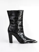 Bota de cuero color marrón con punta fina metálica y taco de madera.