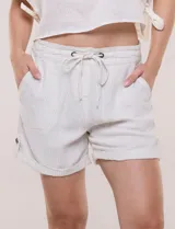 Short de tiro medio y calce holgado confeccionado en mezcla de lino y viscosa con sutil diseño a rayas verticales, cintura elastizada con cordón de ajuste frontal, bolsillos delanteros aplicados y dobladillo vuelto con presilla y botón en los laterales.