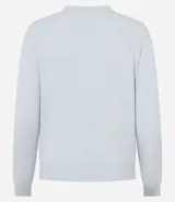 Cardigan de punto color gris, con cuello redondo, manga larga y cierre frontal con botones. Presenta puños y bajo acanalados, con un diseño clásico y versátil.