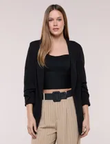 Blazer negro de crepe con cuello solapa, mangas tres cuartos fruncidas y bolsillos delanteros. Con forro interno y diseño abierto.