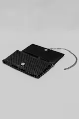 Bandolera pequeña de malla metálica en color cobre, con solapa frontal y cadena larga plateada para llevar al hombro o cruzada.